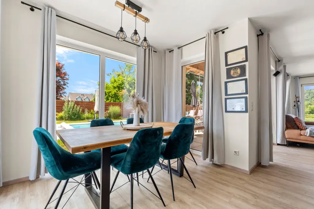 Wohnhaus mit Pool in ruhiger Lage