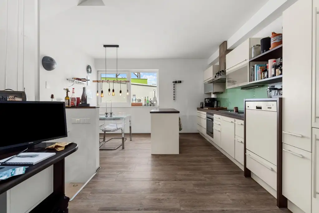 "Traumhafte Dachterrassen-Maisonette mit Fernblick & Badeteichzugang"