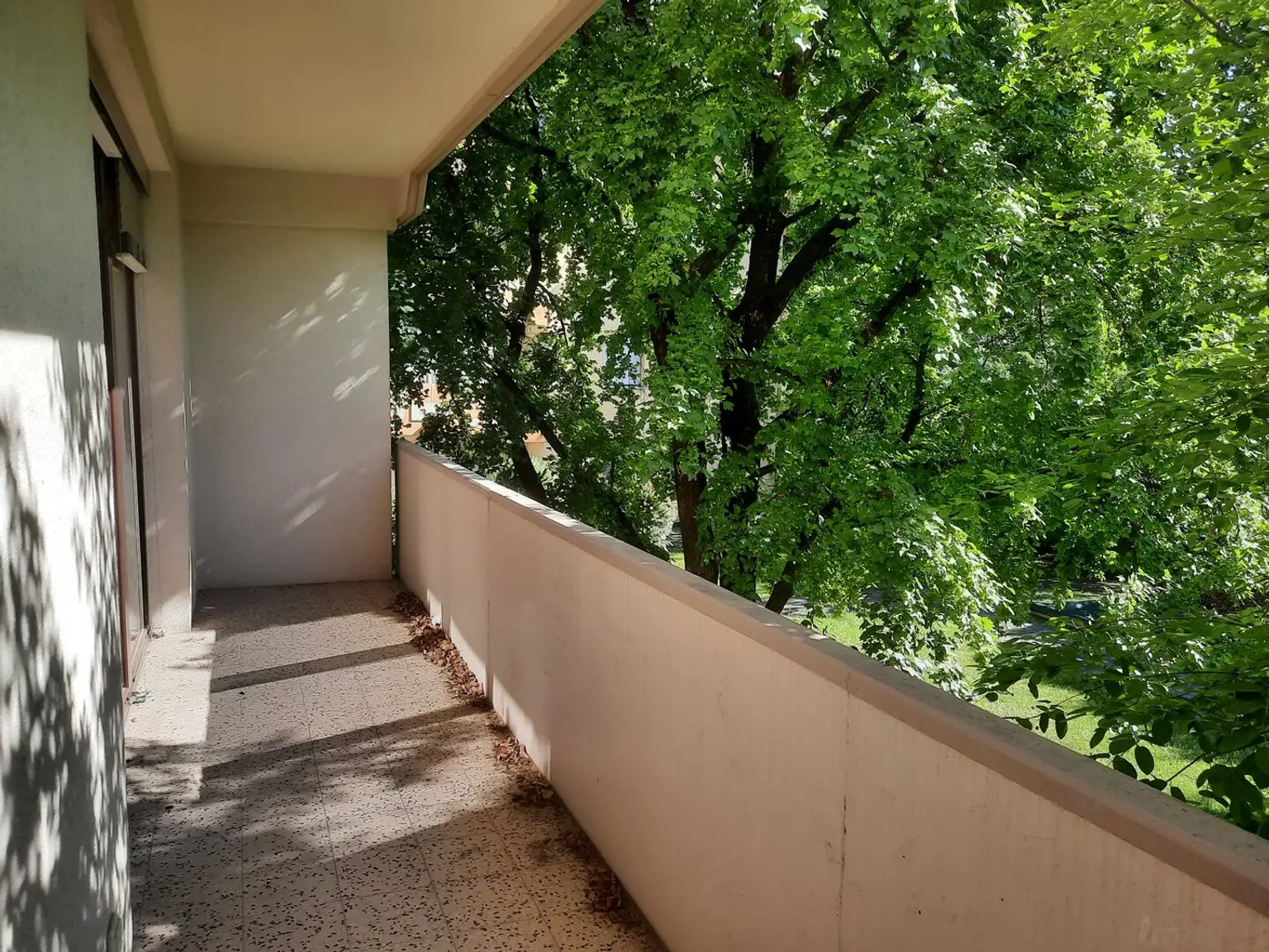 Balkon vor Küche und Wohnzimmer
