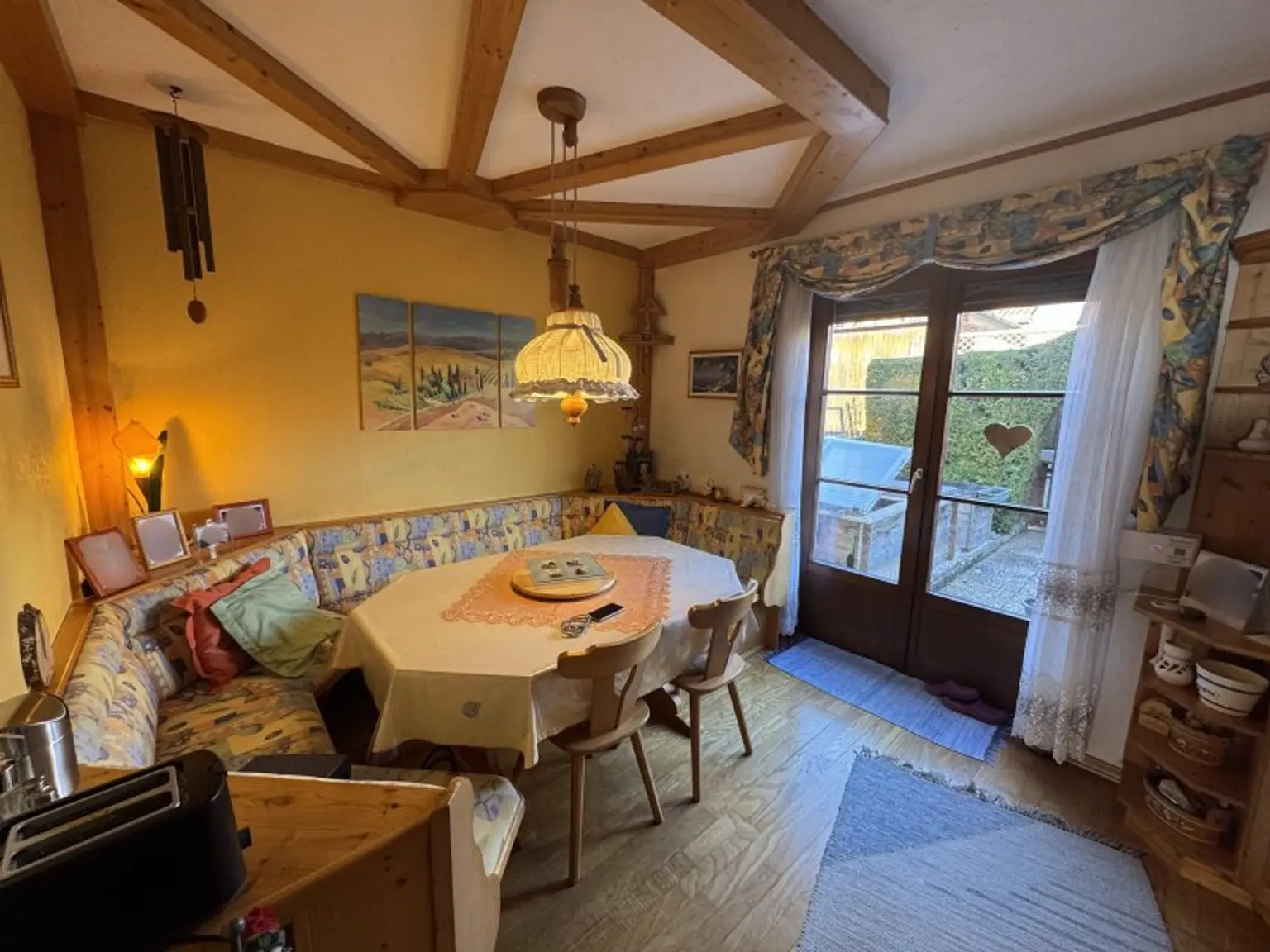 Geräumiges Reihenhaus mit vielseitig nutzbaren Praxisräumen im Untergeschoss