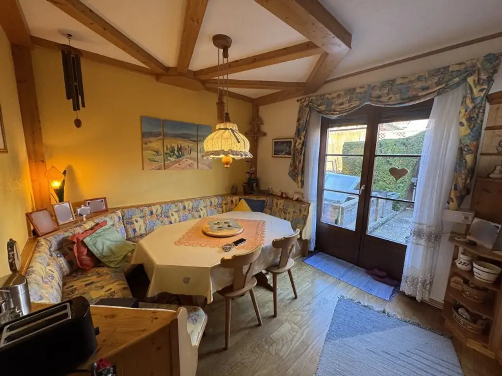 Geräumiges Reihenhaus mit vielseitig nutzbaren Praxisräumen im Untergeschoss