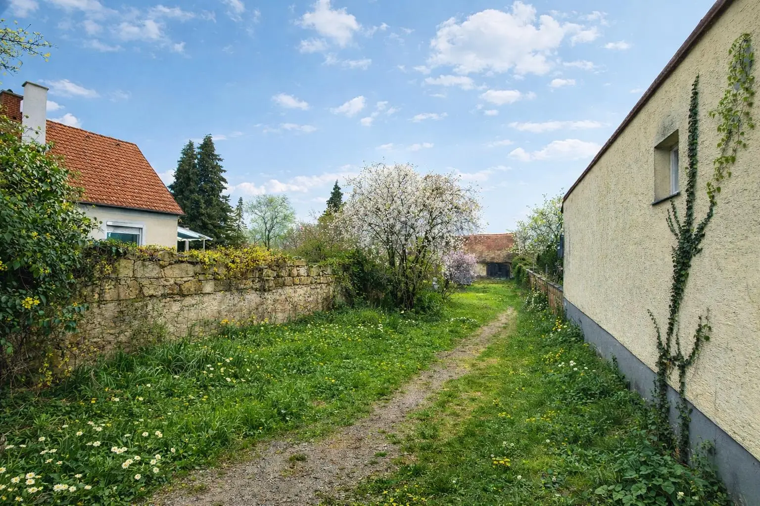 4 Grundstück vorne rechts