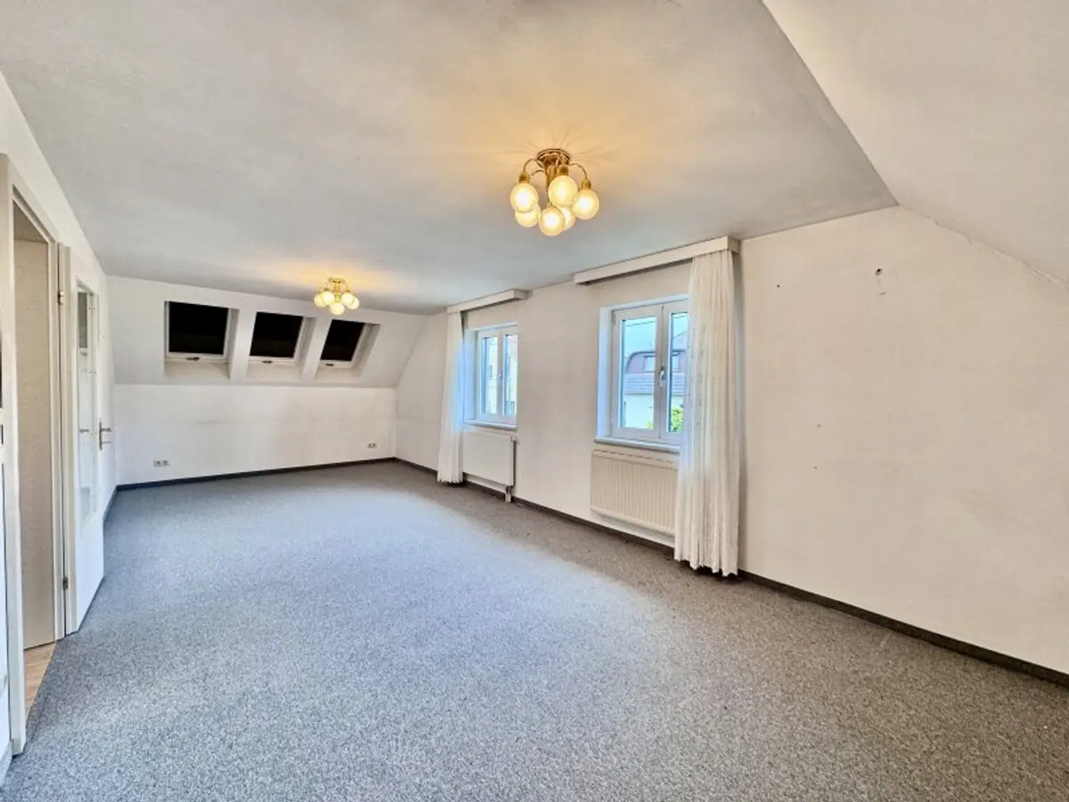 IHR NEUES ZUHAUSE - GROßZÜGIGES EINFAMILIENHAUS MIT SWIMMINGPOOL IN FLORIDSDORF