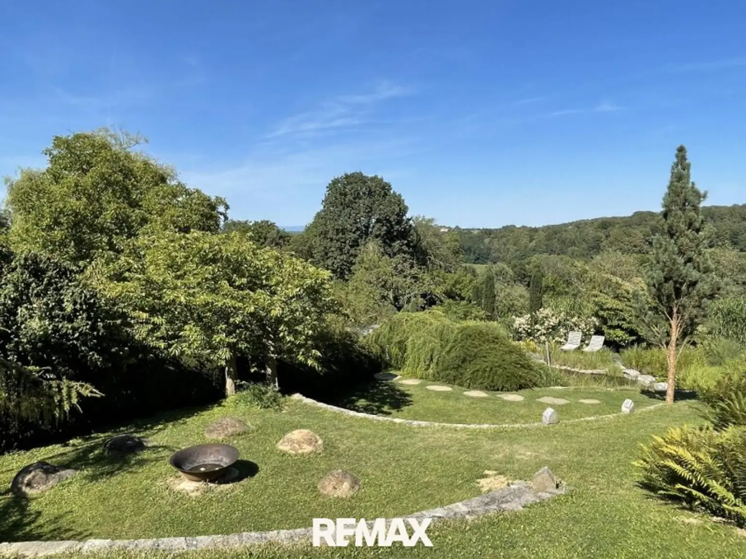 Blick vom Haus zum Biotop