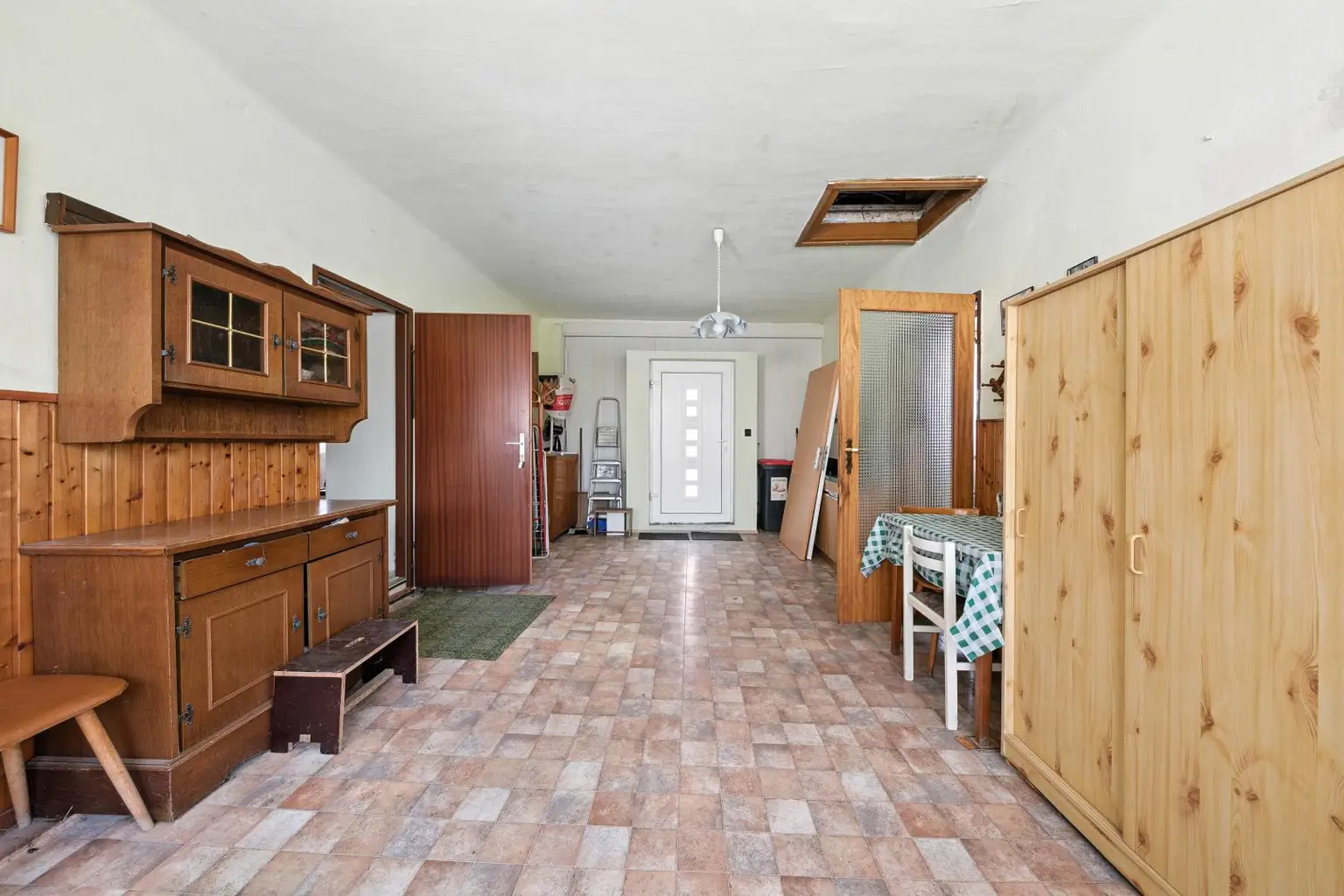 Renovierungsbedürftige Liegenschaft mit zwei Wohneinheiten, Nebengebäuden & Garage!