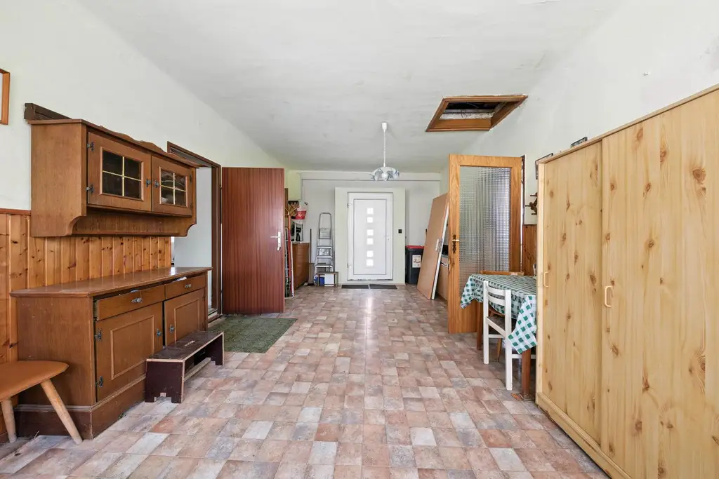 Renovierungsbedürftige Liegenschaft mit zwei Wohneinheiten, Nebengebäuden & Garage!