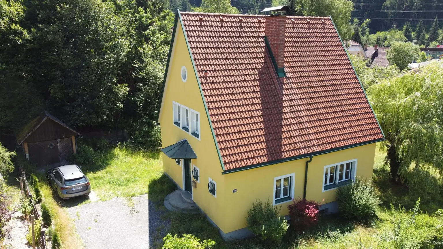 Eingebettet in ein sonniges Grundstück
