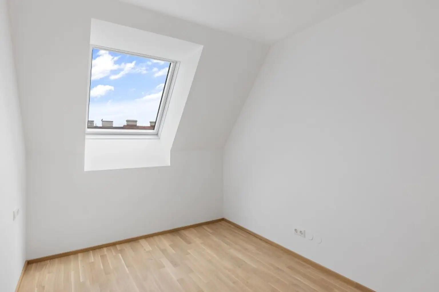 3-Zimmer-Dachgeschosswohnung (Massivbauweise) mit Balkon in generalsaniertem Altbau