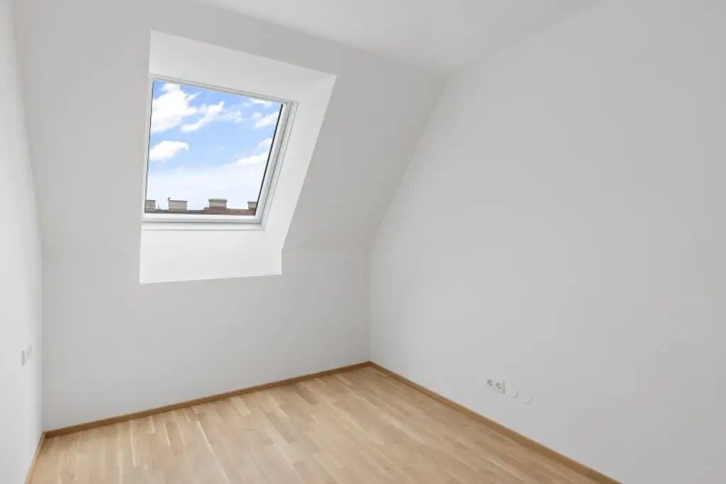 3-Zimmer-Dachgeschosswohnung (Massivbauweise) mit Balkon in generalsaniertem Altbau