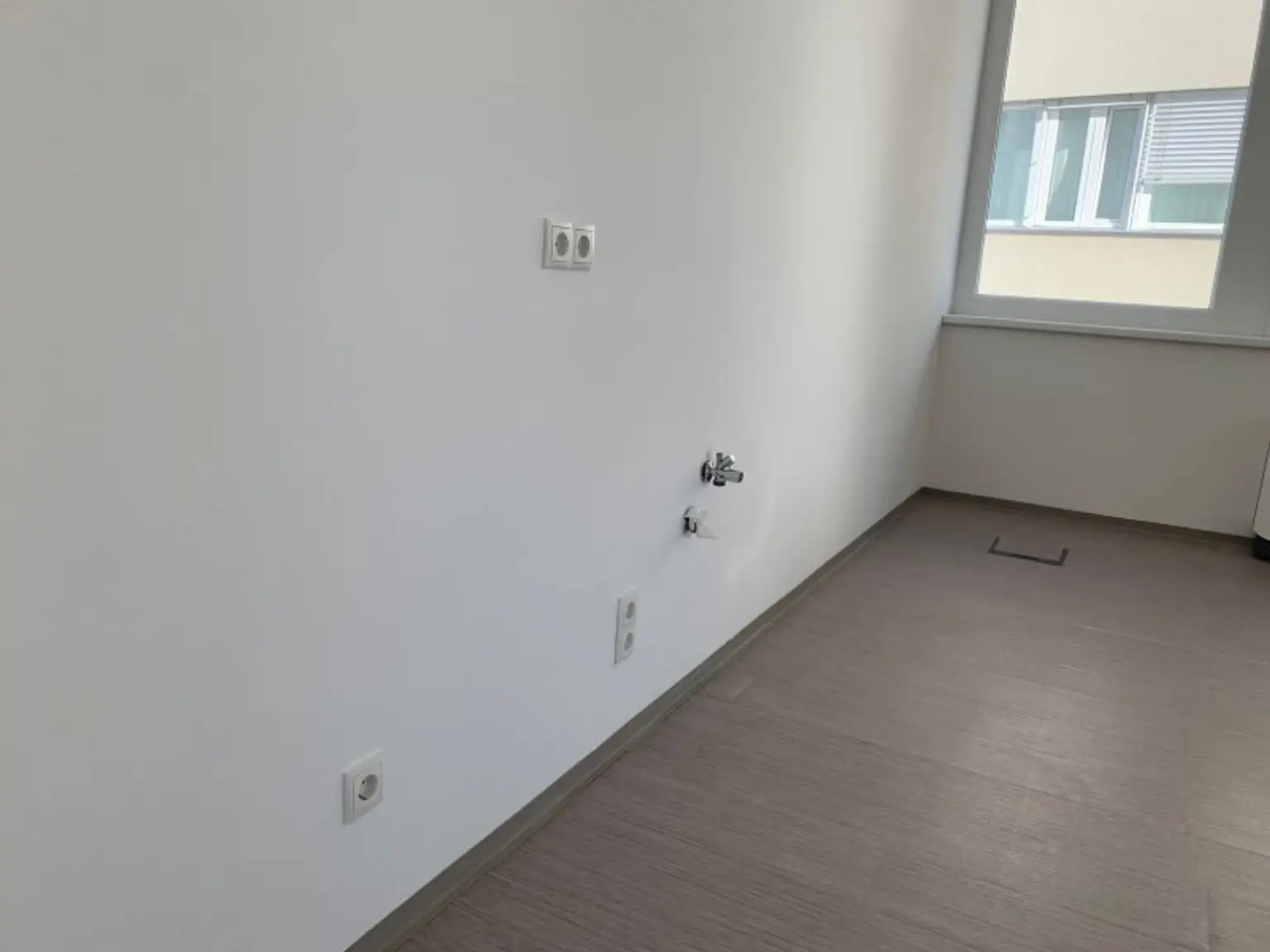 Zentrales Büro mit sonnigem Grünblick