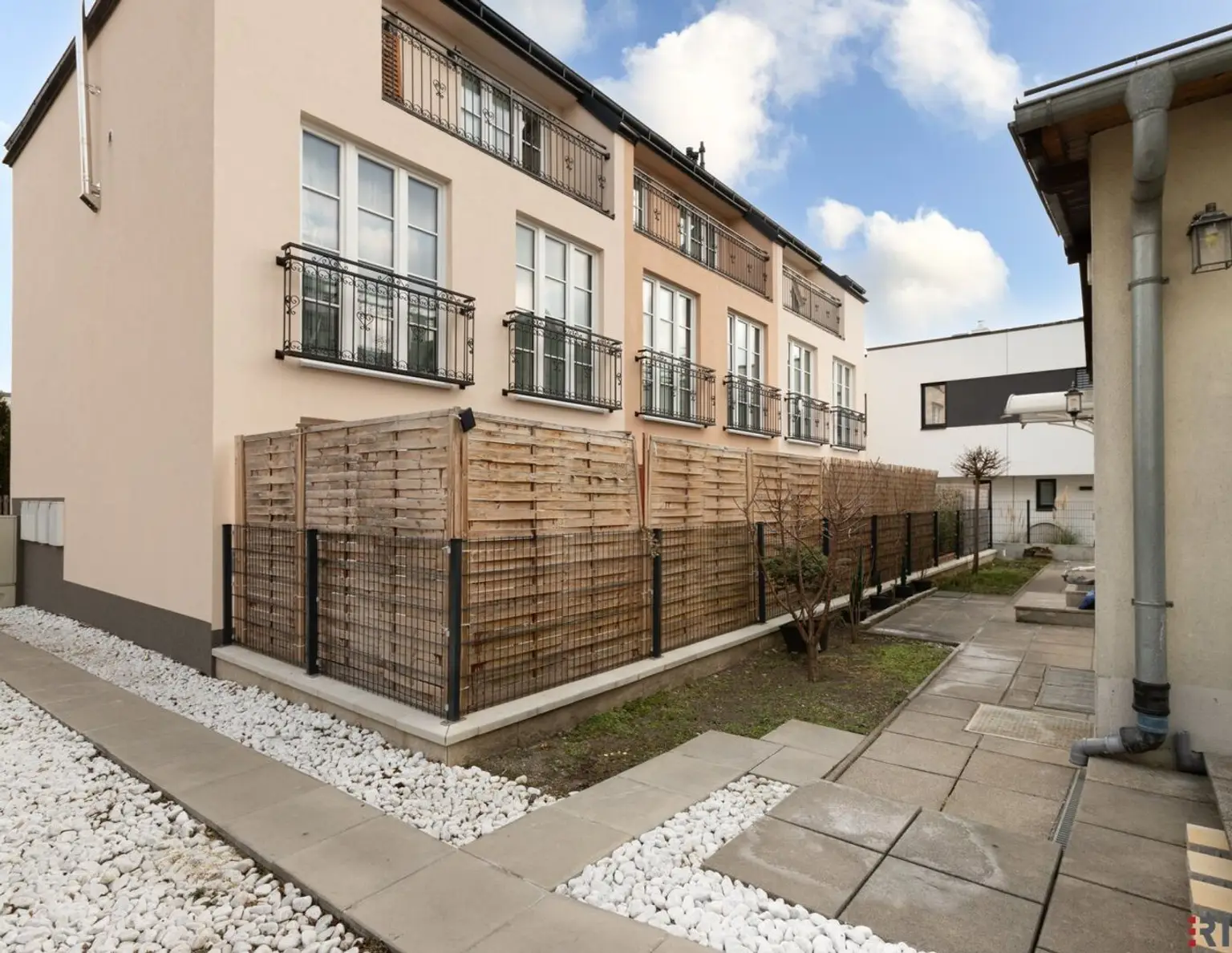 Nachhaltig vermietetes Anlagepaket mit ca. 376m² WNF | Ein Einfamilienhaus und drei Reihenhäuser | HMZ-Erhöhungen für 2026 & 2028 vereinbart