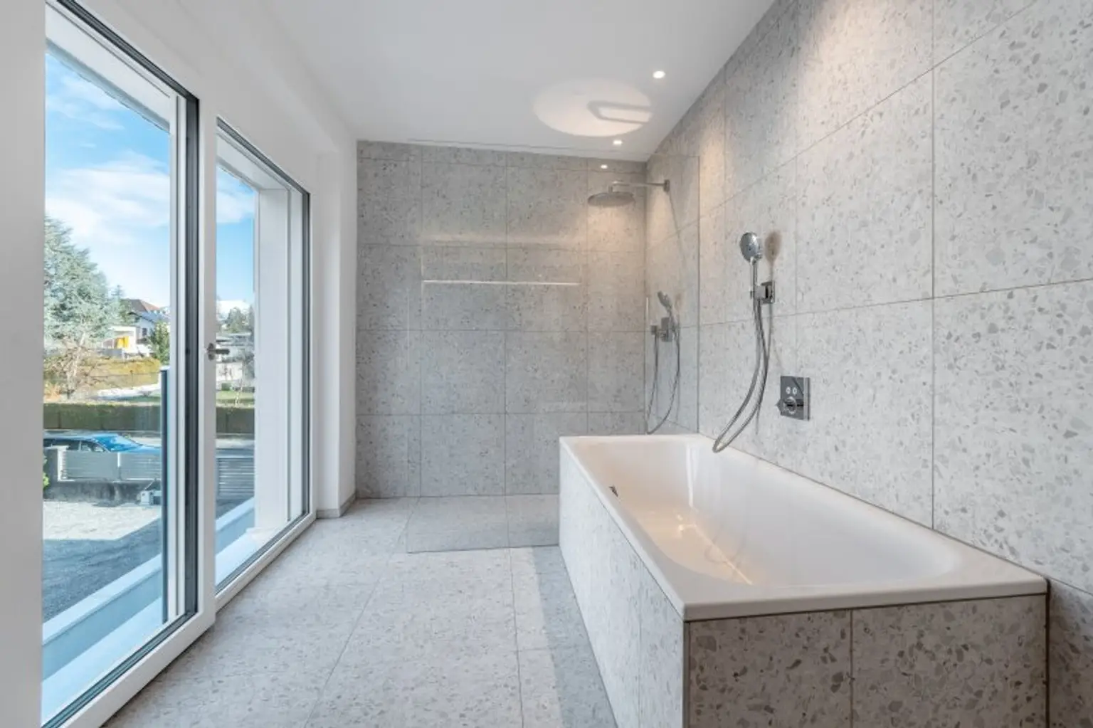 ELEGANZ TRIFFT MODERNE: Luxuriöse 3-Zimmer-Wohnung mit sonnigem Balkon inkl. Bergblick im Villenviertel zu mieten!