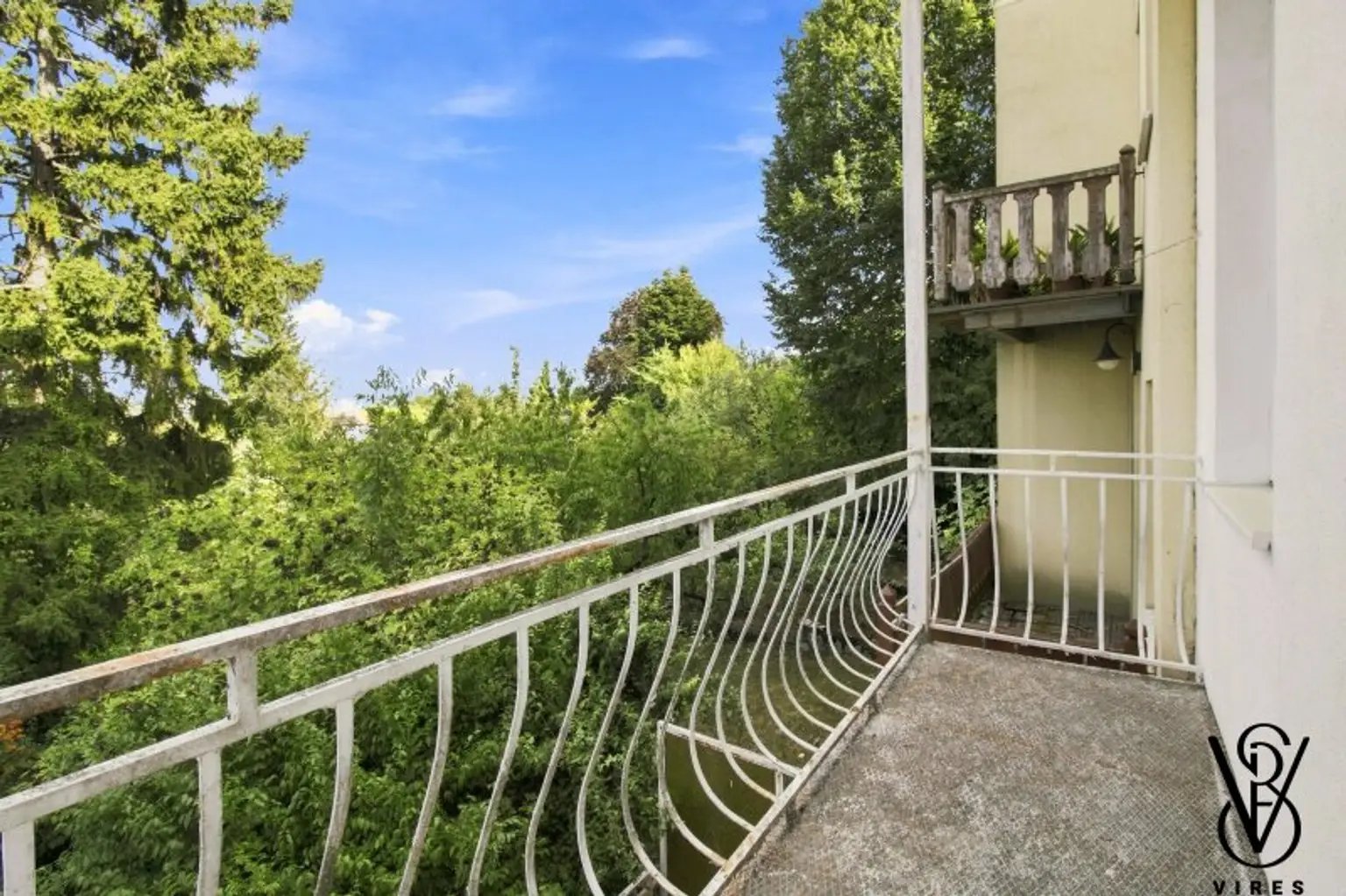 Erdgeschoss: Loggia mit Blick in die Baumkronen