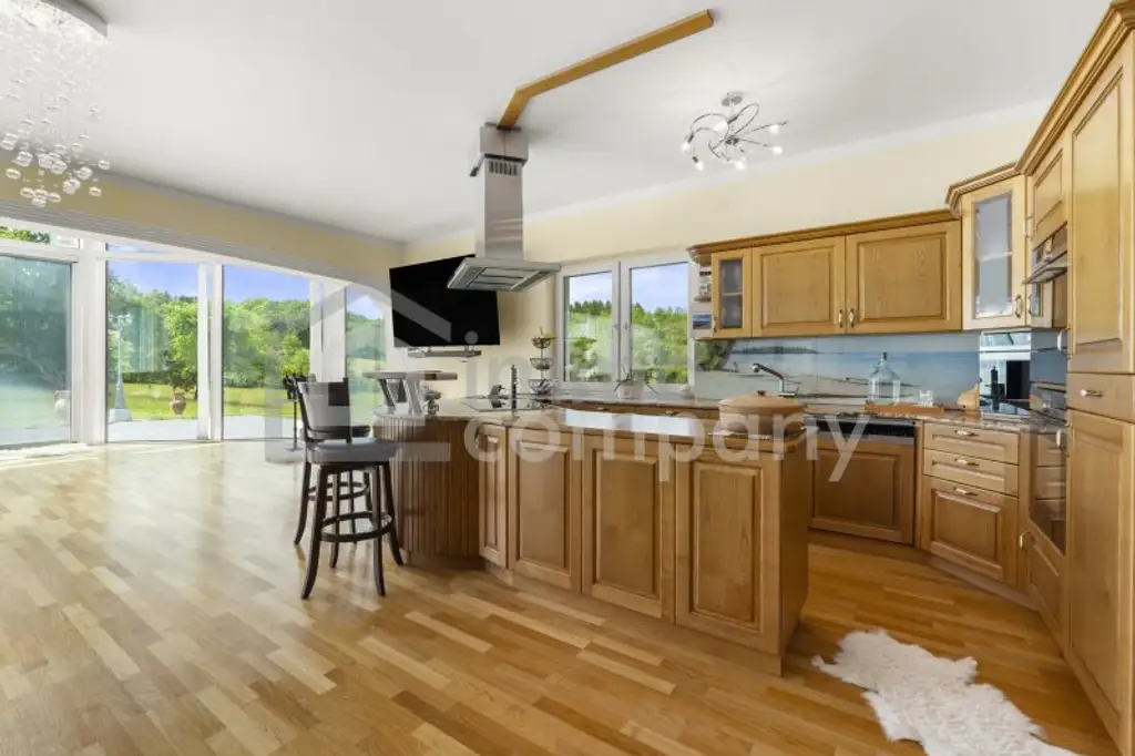 Modernes Wohnparadies in Alleinlage mit Gästehaus, Halle, Weinkeller & mehr – ca. 62.000 m² Grundstück - davon ca. 10.000 m² Bauland!!