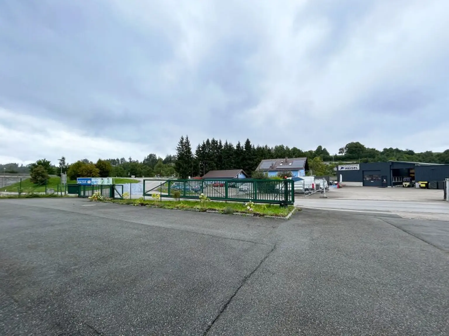 Komfortables Obergeschoss-Büro mit Küche und guter Anbindung in Pinsdorf zu mieten!