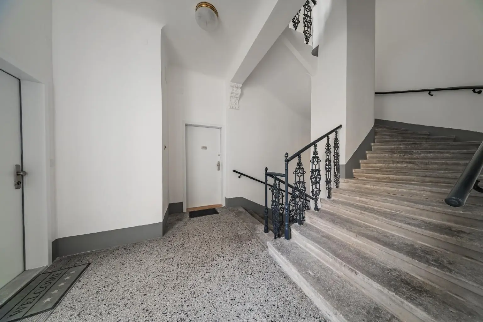 Charmante Altbauwohnung mit zwei Zimmern in sanierungsbedürftigem Zustand-in lebendiger Umgebung