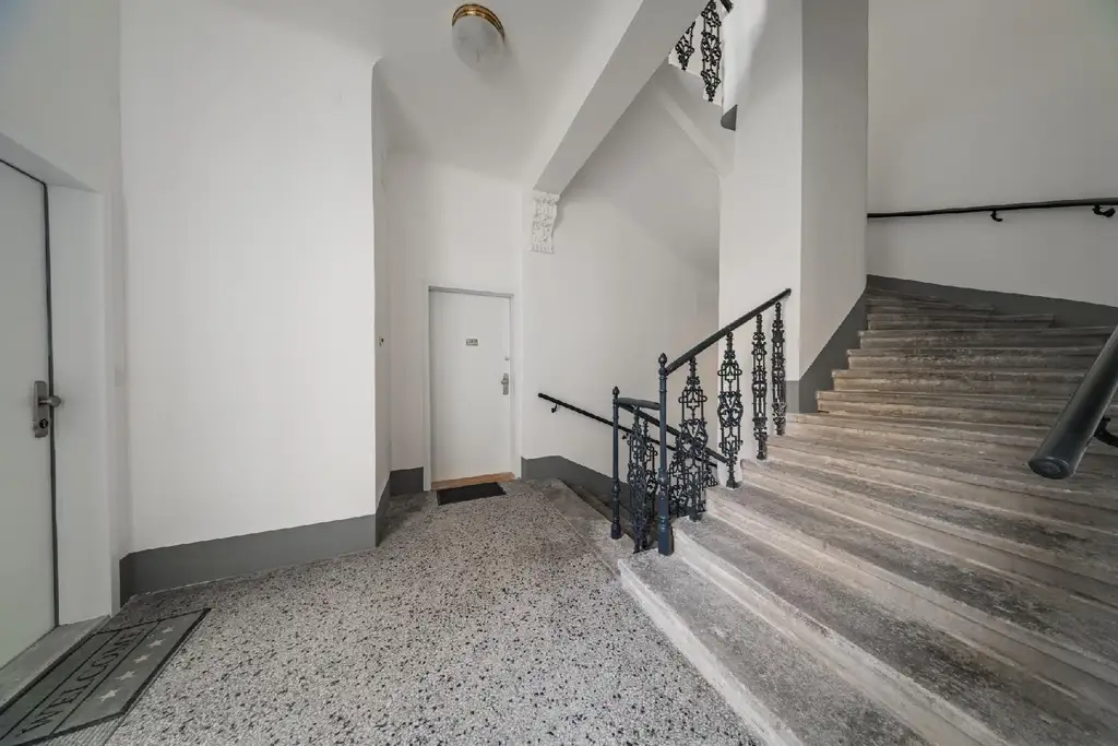 Charmante Altbauwohnung mit zwei Zimmern in sanierungsbedürftigem Zustand-in lebendiger Umgebung