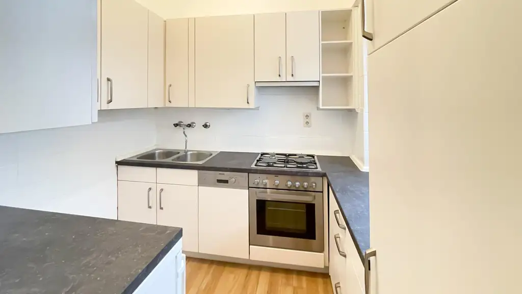 3 Zimmer mit Balkon, komplett neues Bad und WC