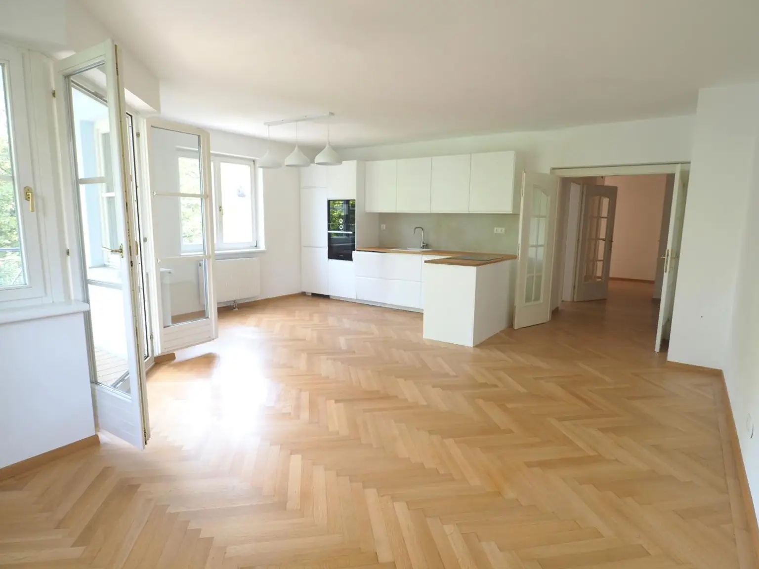 geräumiger Wohnraum mit offener Küche