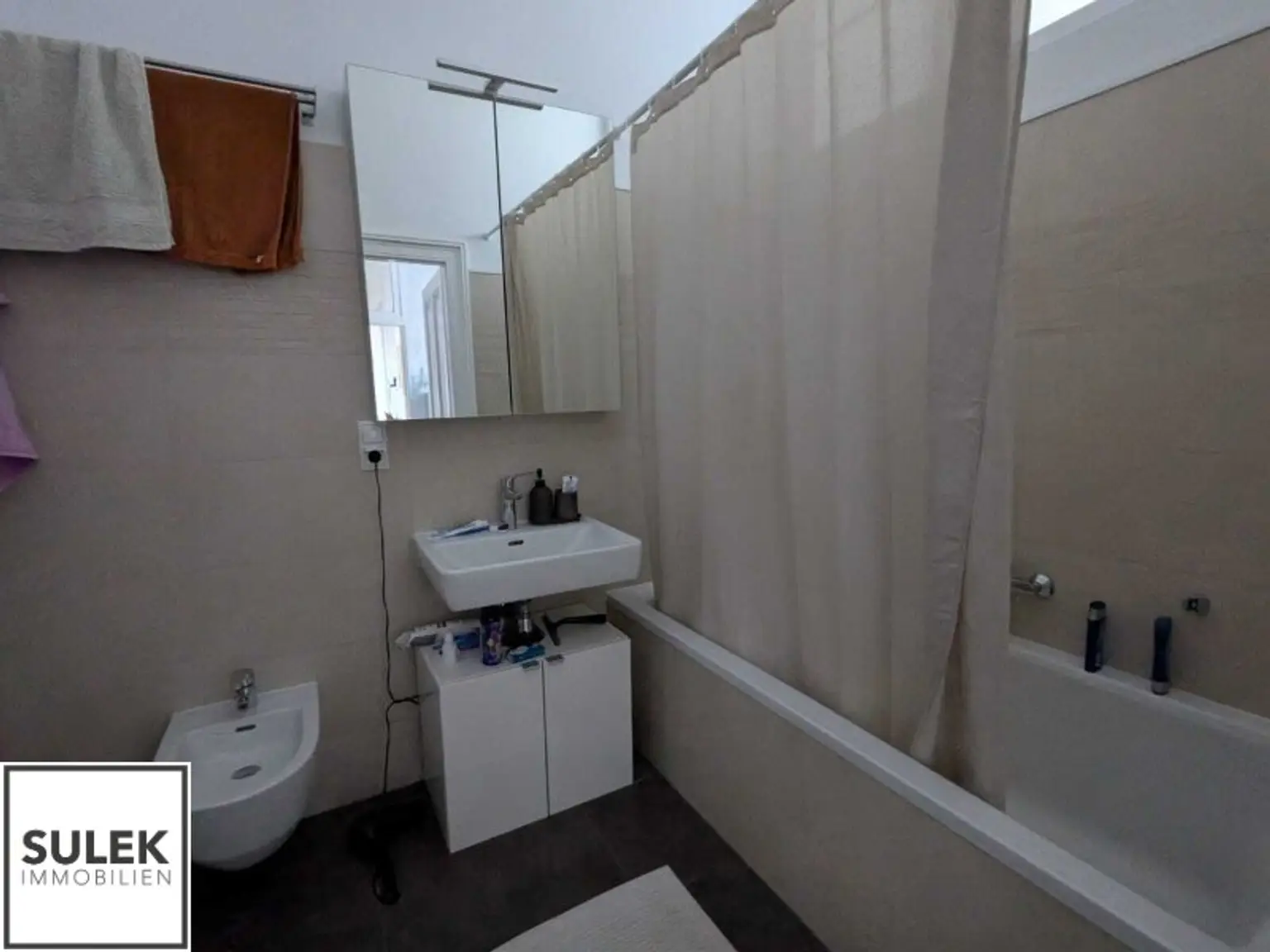 Wunderschöne Altbauwohnung mit 4 Zimmern samt Weitblick ab 1.12.25 beim Stadtpark!