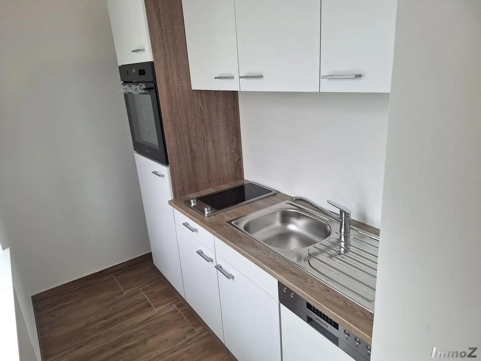 Küche mit Geschirrspüler