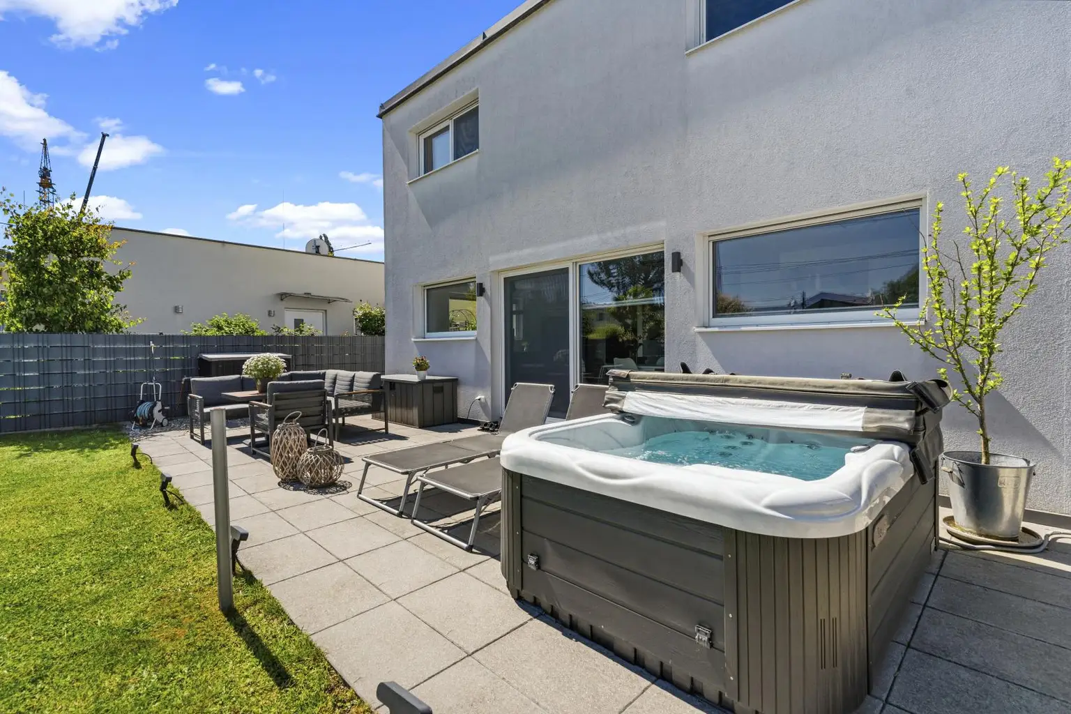 19 Terrasse mit Whirlpool|EFH1220 Wien