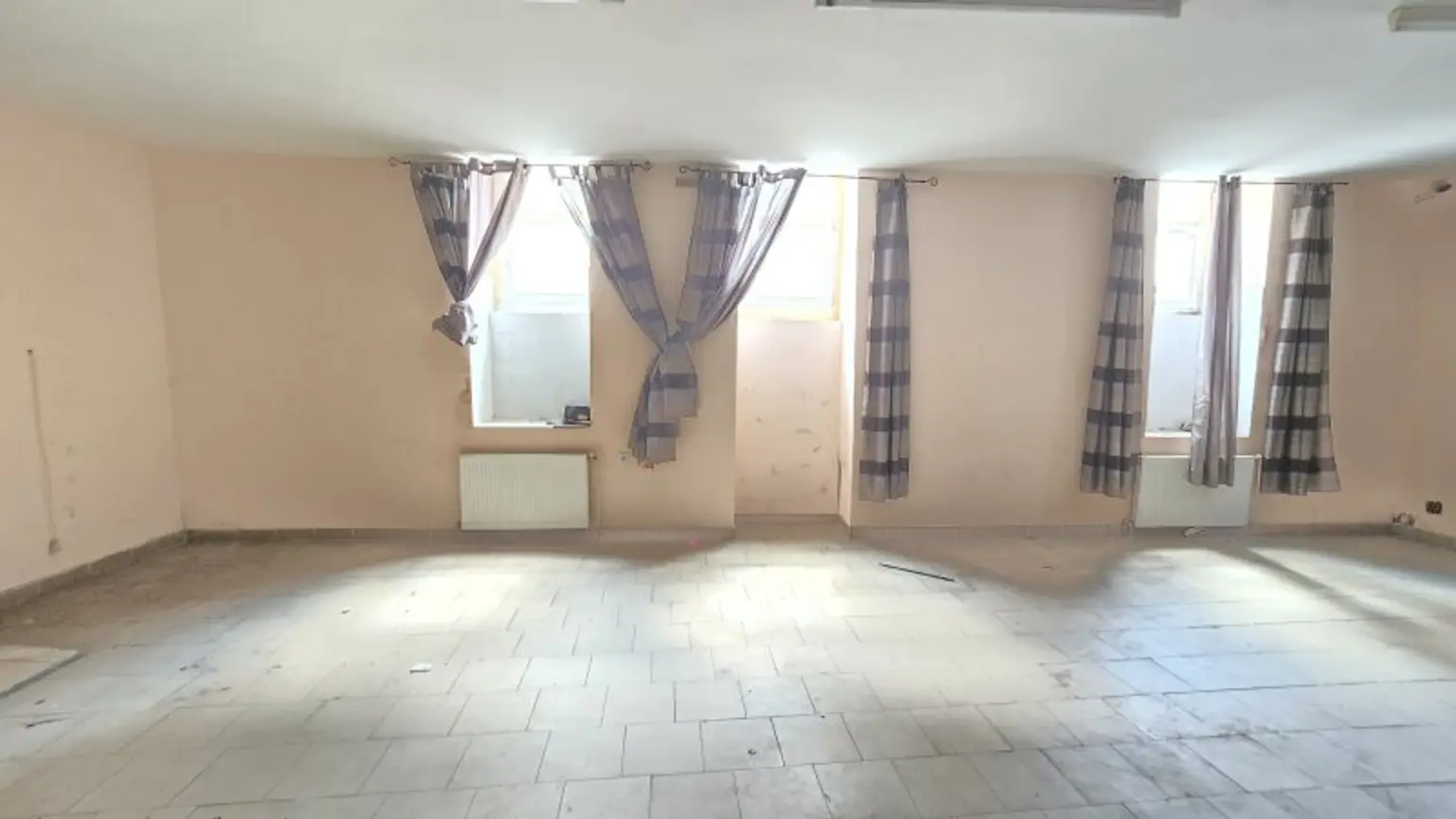Schöne Geschäftslokal, Gewerbeimmobilien, Souterrain