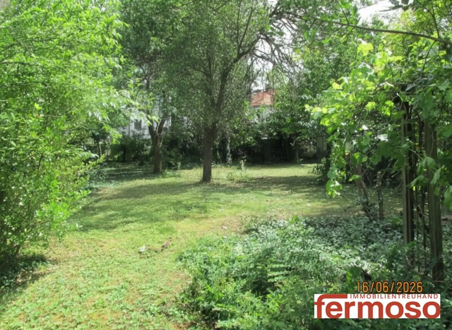 Traumgrundstück 696m² in 1110 Wien – Perfekt für Ihr Eigenheim!  Sehr grün und mit einem teilweisen sehr alten Baumbestand am Grundstücksrand