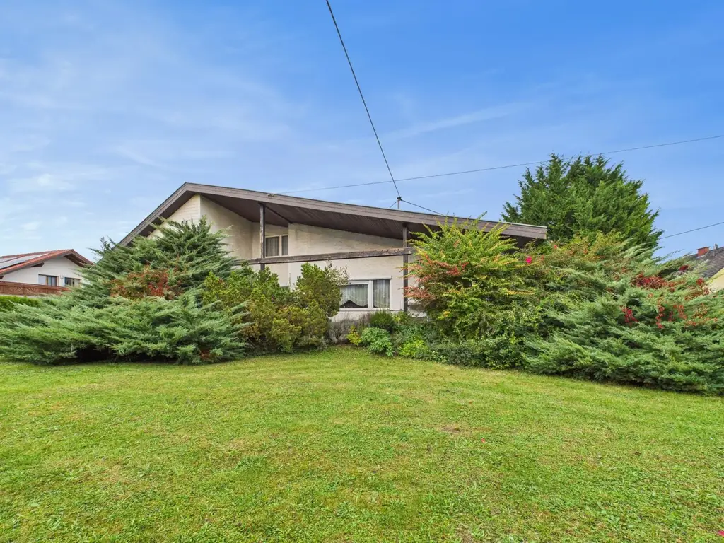 ANSFELDEN: Wohnhaus mit ca. 126,7 m² Wohnfläche auf EINER EBENE (Erstbezug 1976) + Garage