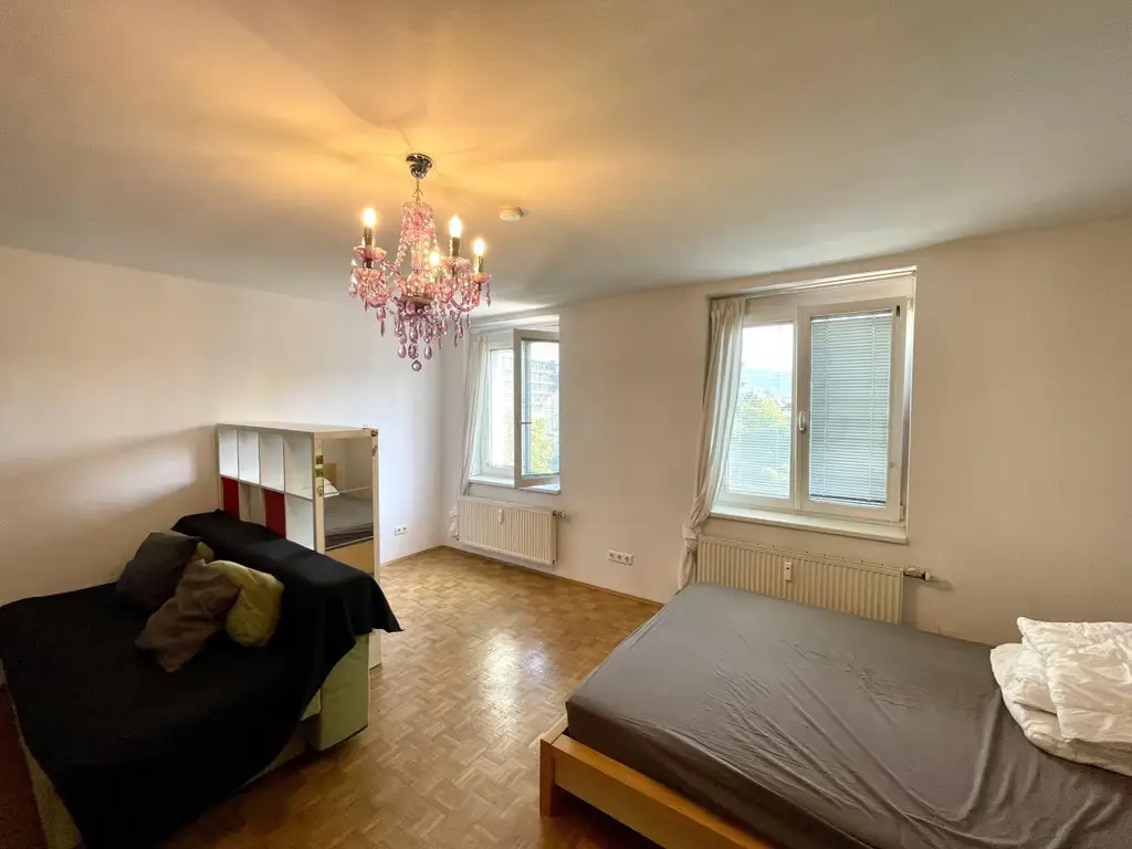 Ab November: Zentrale 4,5-Zimmer-Mietwohnung mit Balkon und Loggia