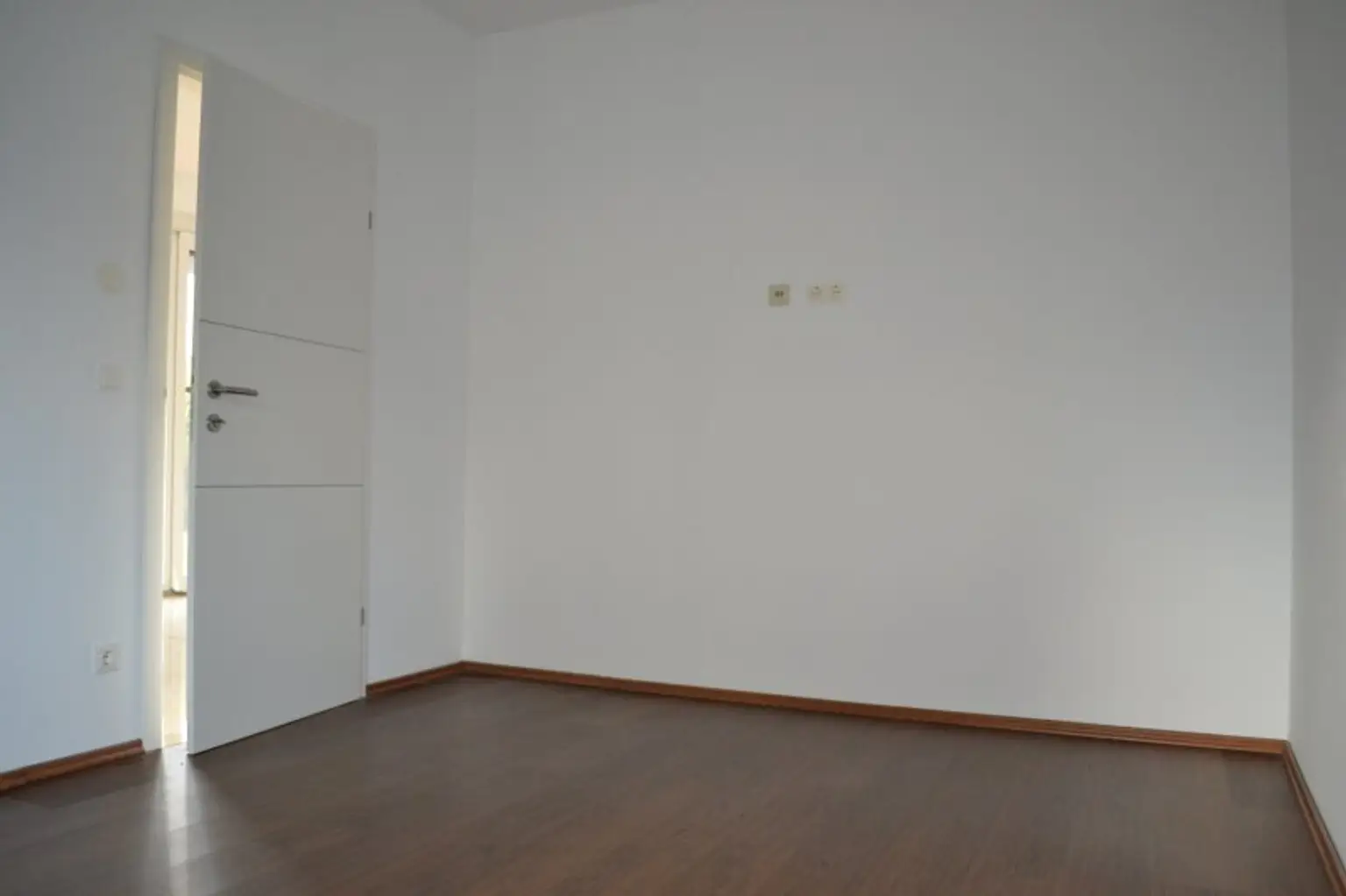 ATEMBERAUBENDER GARTEN - ZENTRAL BEGEHBARE ZIMMER - KÜCHE - AB SOFORT!