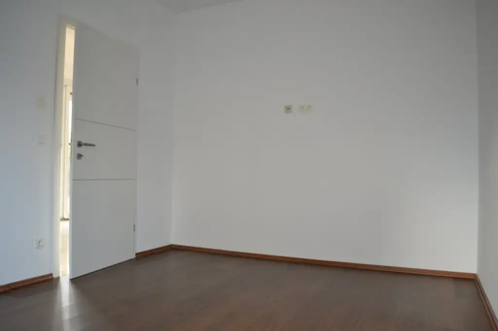 ATEMBERAUBENDER GARTEN - ZENTRAL BEGEHBARE ZIMMER - KÜCHE - AB SOFORT!