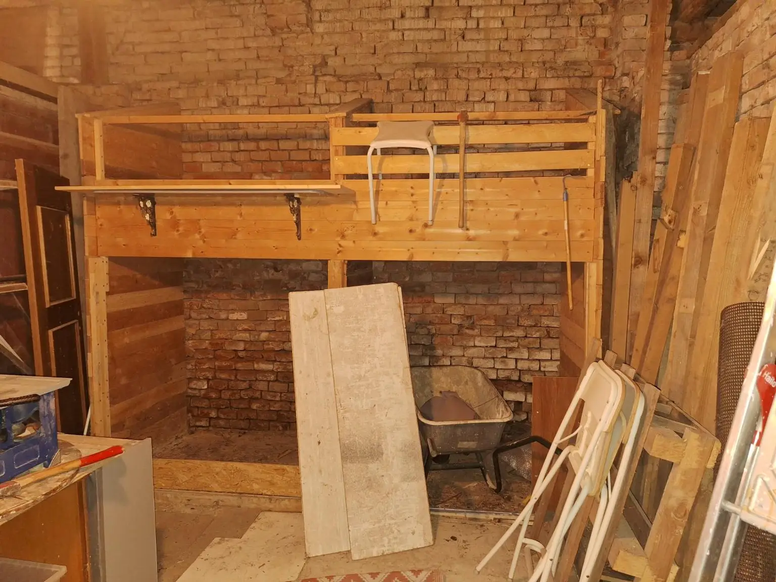 Villa Kunterbunt für Heimwerker / interessantes, kreatives und fröhliches Einfamilienhaus mit 5 Zimmern in ruhiger Seitengasse.