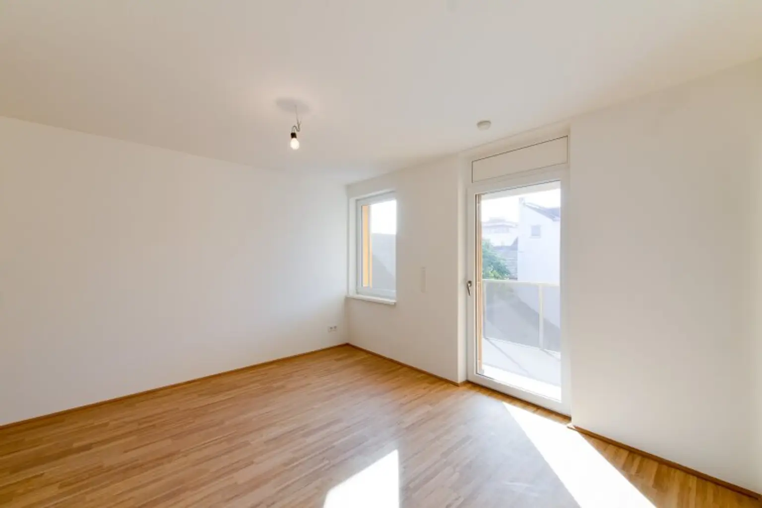 Neuwertige 2-Zimmer-Wohnung beim Westbahnhof - Balkon, Garage, U-Bahn