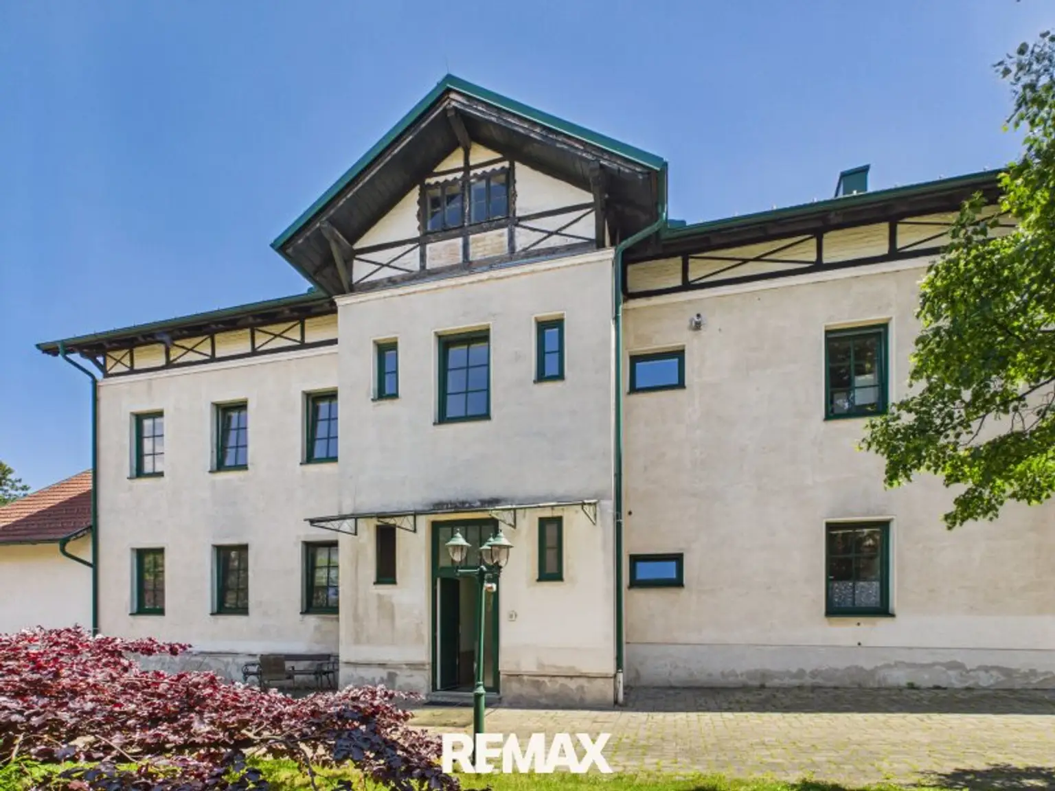 Mehrfamilienhaus mit großem Grundstück und Ausbaupotenzial