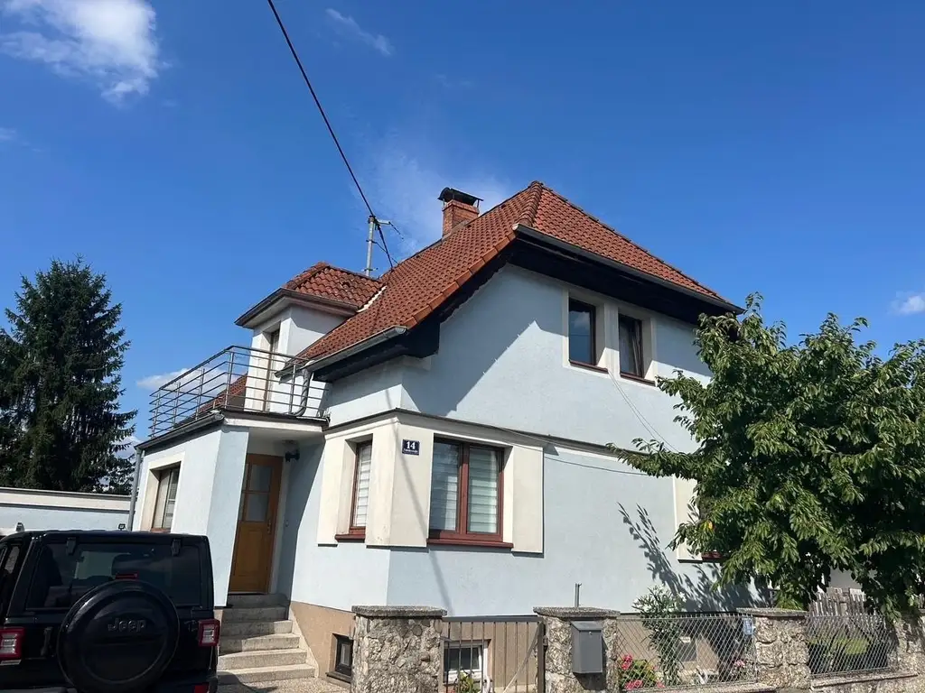 Kompaktes Wohnhaus mit Keller