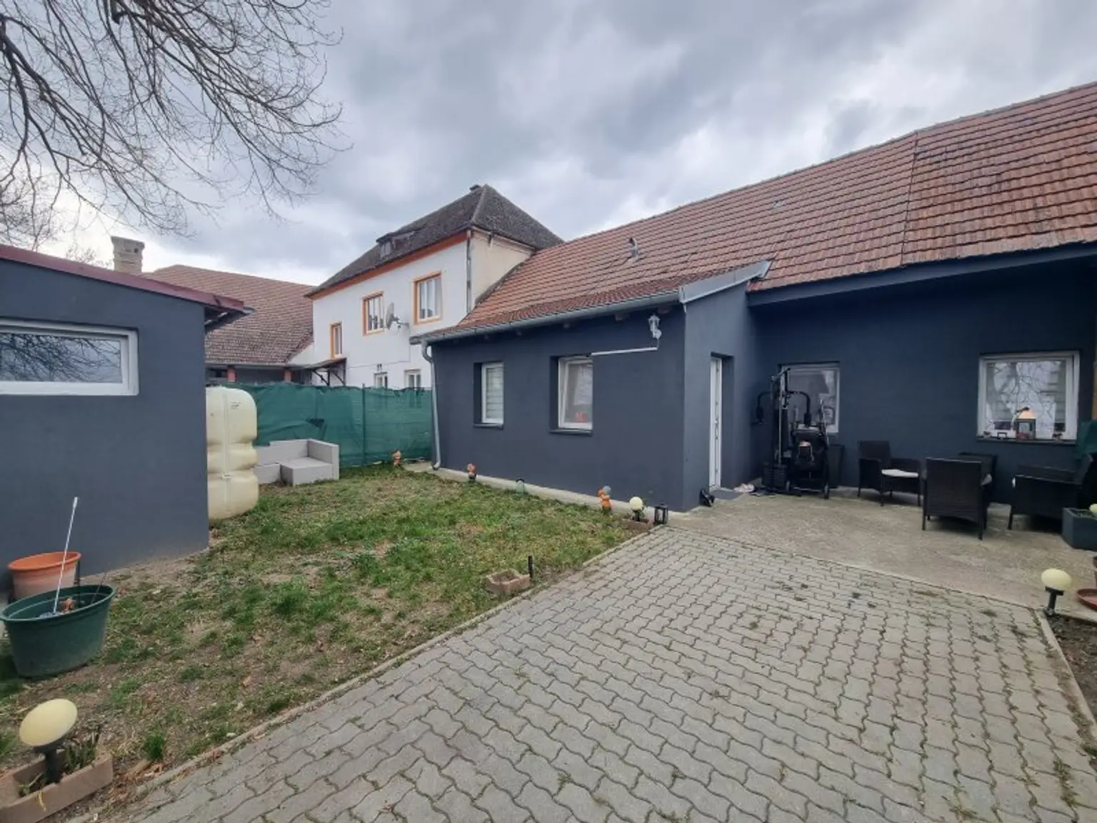Gleich drei Häuser auf einem Grundstück