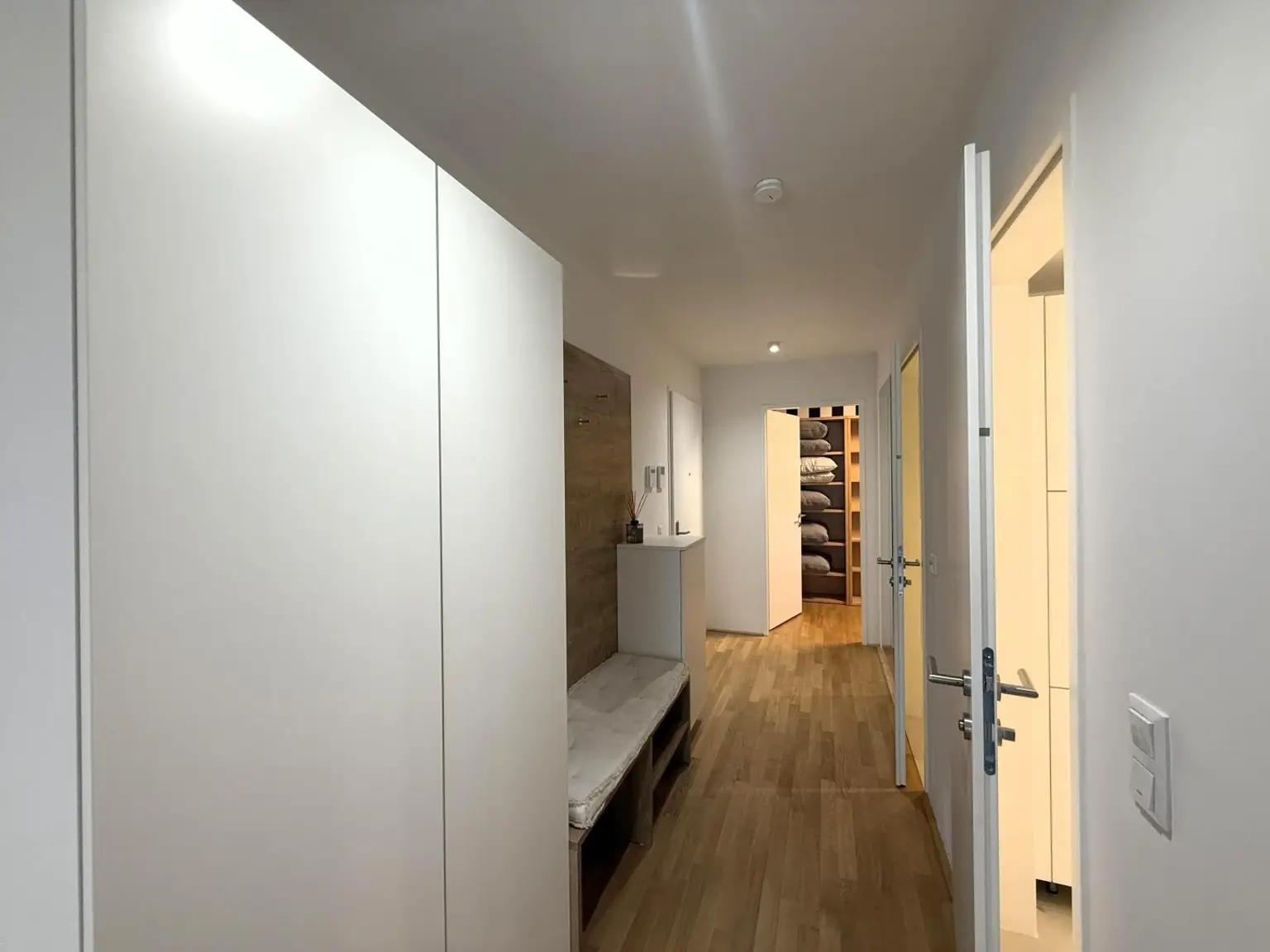 Exklusiv und komplett möblierte 3-Zimmer-Terrassenwohnung für gehob. Ansprüche // Excl. and fully furnished 3-room terr. apt for discerning tastes //