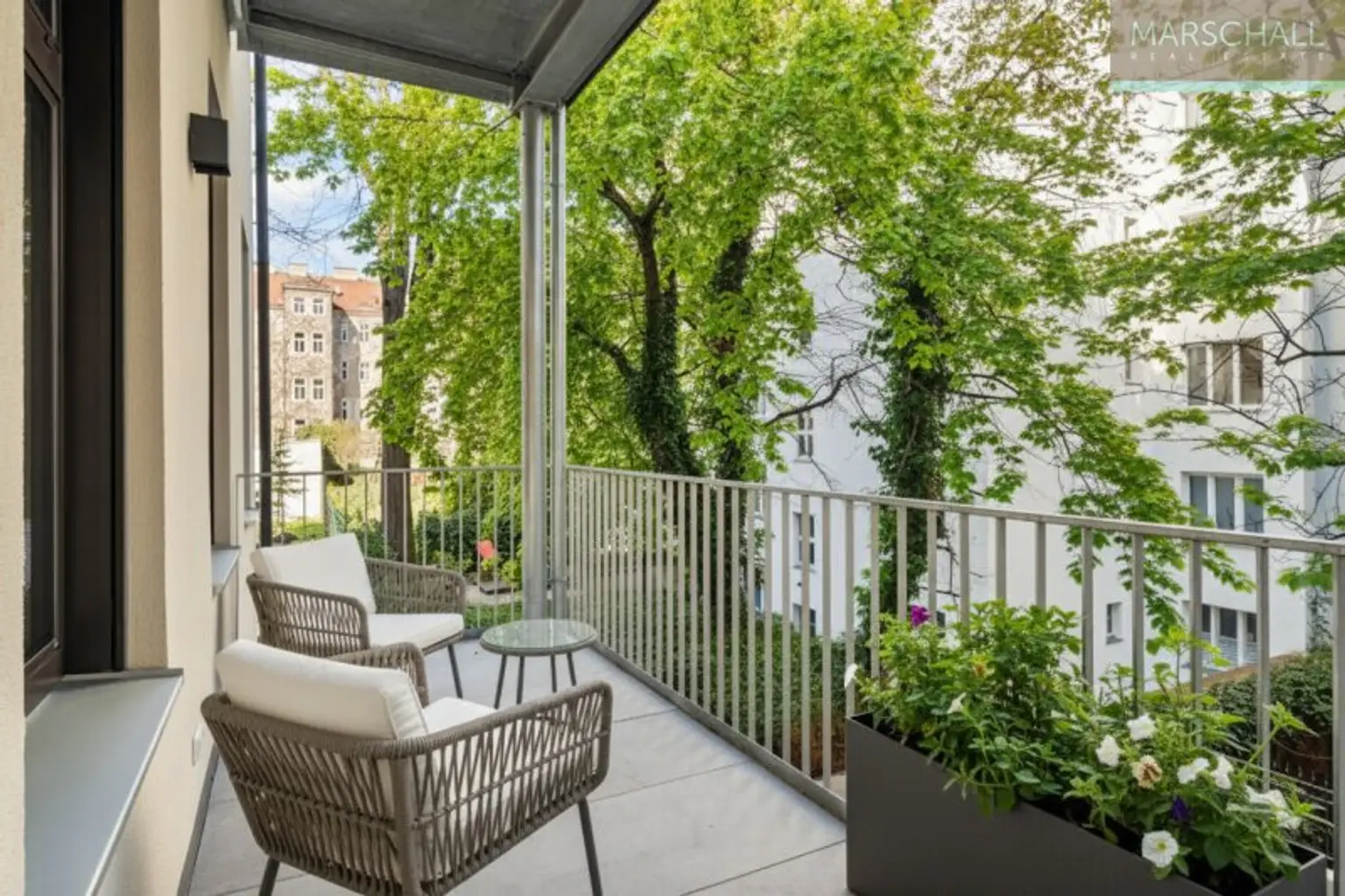 Perfekt sanierte 2-Zimmer-Altbauwohnung mit Balkon in Top-Lage