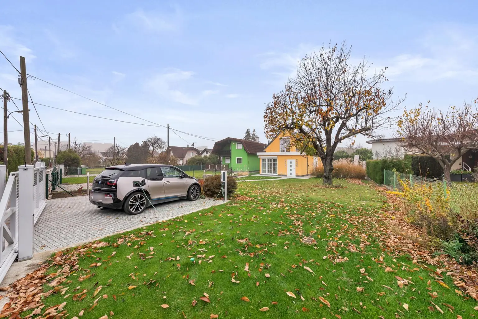 Parkplatz mit E-Station zum Laden