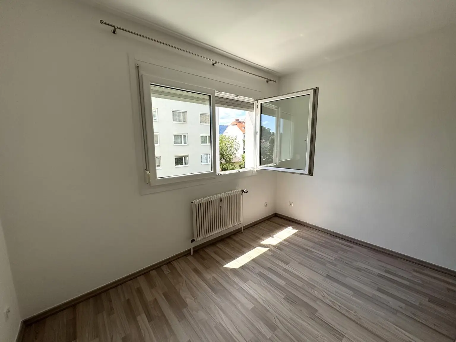 WG geeignet- großzügige 4 Zimmer-Mietwohnung mit verglaste Loggia in Geidorf.