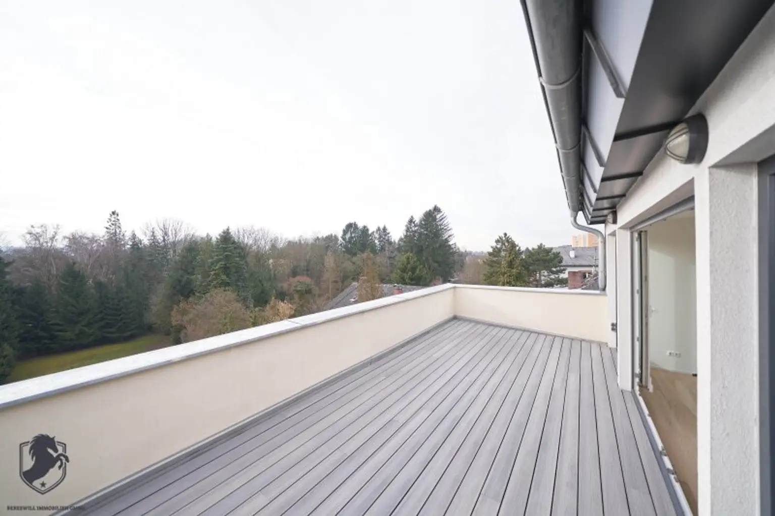 Außergewöhnliche Villa mit drei Wohneinheiten, Gewerbeeinheit & teilbarem Grundstück