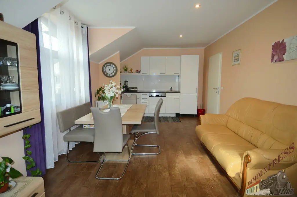 Hochwertiges Ein-/ Zweifamilienhaus mit separater Wohnung - Doppelgarage mit Fußbodenheizung