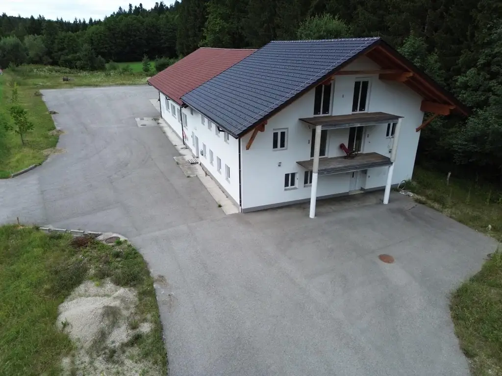 Großzügige Gewerbeliegenschaft mit XXL-Grundstück, Halle, Büro und XL-Einliegerwohnung in zentraler Lage in Fornach