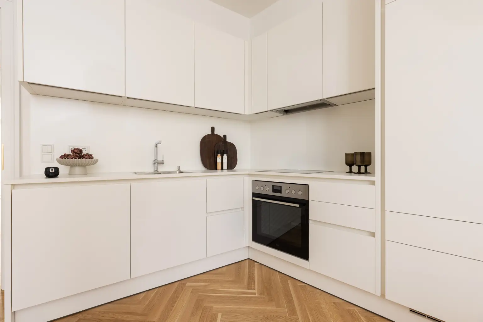 Innenarchitektonisch gestaltete 2-Zimmer-Musterwohnung mit Wohnküche und Terrasse