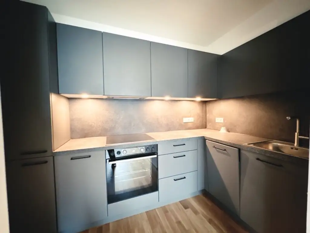 NEU! ERSTBEZUG nach Sanierung! Geräumige 2-Zimmer Dachgeschosswohnung in 1200 zu vermieten!