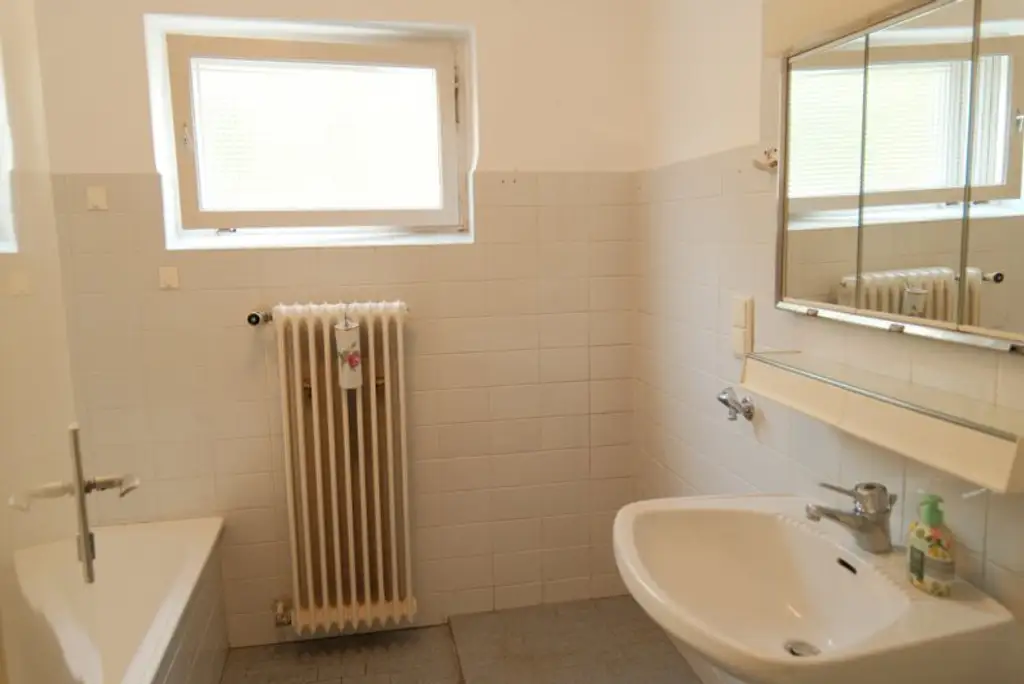 Zistersdorf: A5 - Nähe: großzügiges Wohnhaus ( 2 Wohneinheiten ) mit traumhaften Garten, Garage und Werkstatt