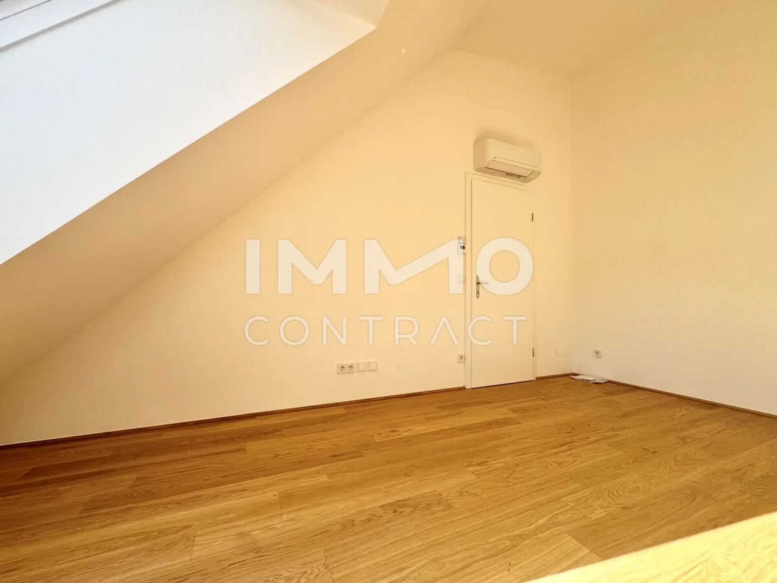 lichtdurchflutete 4-Zimmer-Penthousewohnung mit Balkon in Hietzing