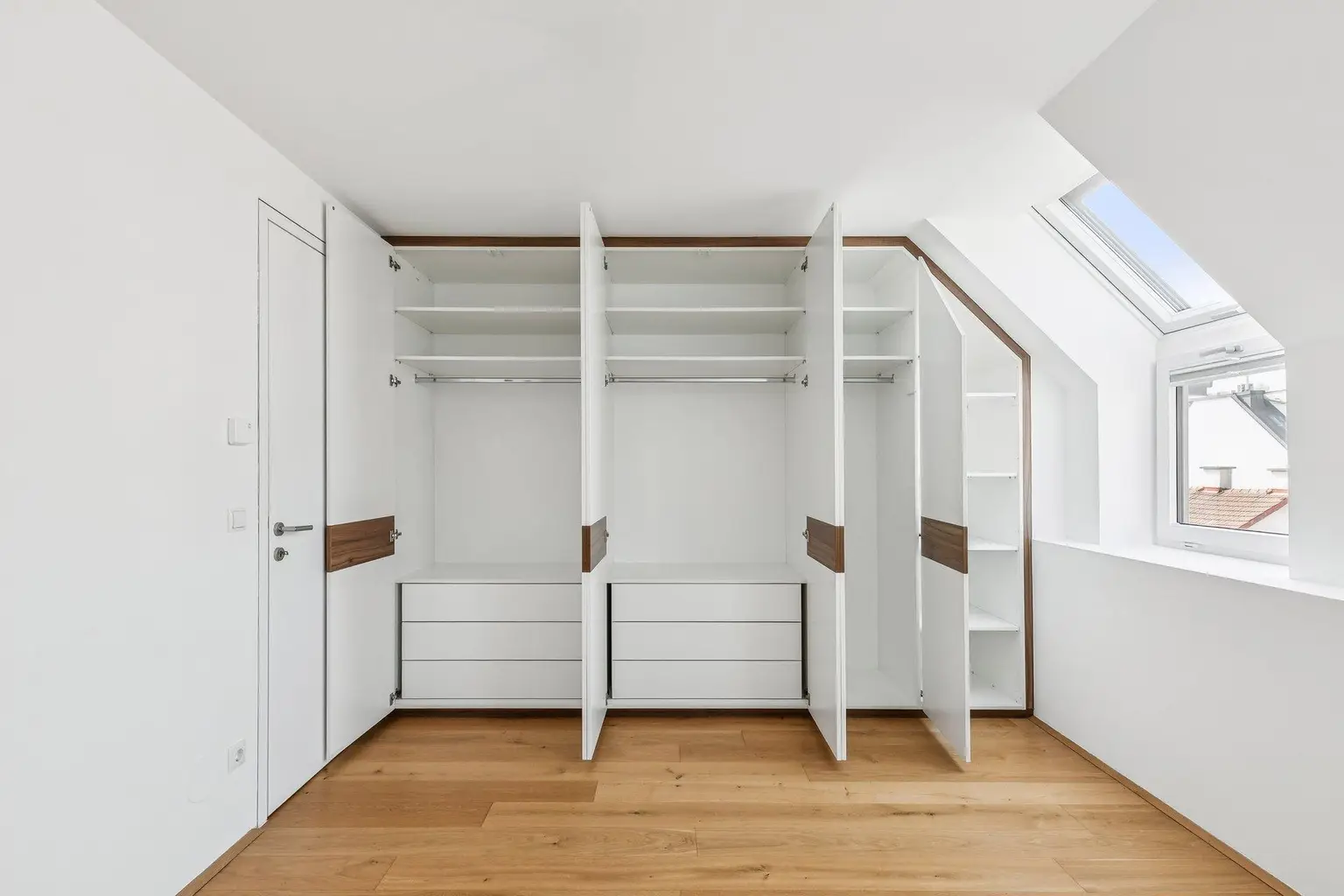 Einbauschrank zum Zimmer 14,00m² - Etage 4. OG