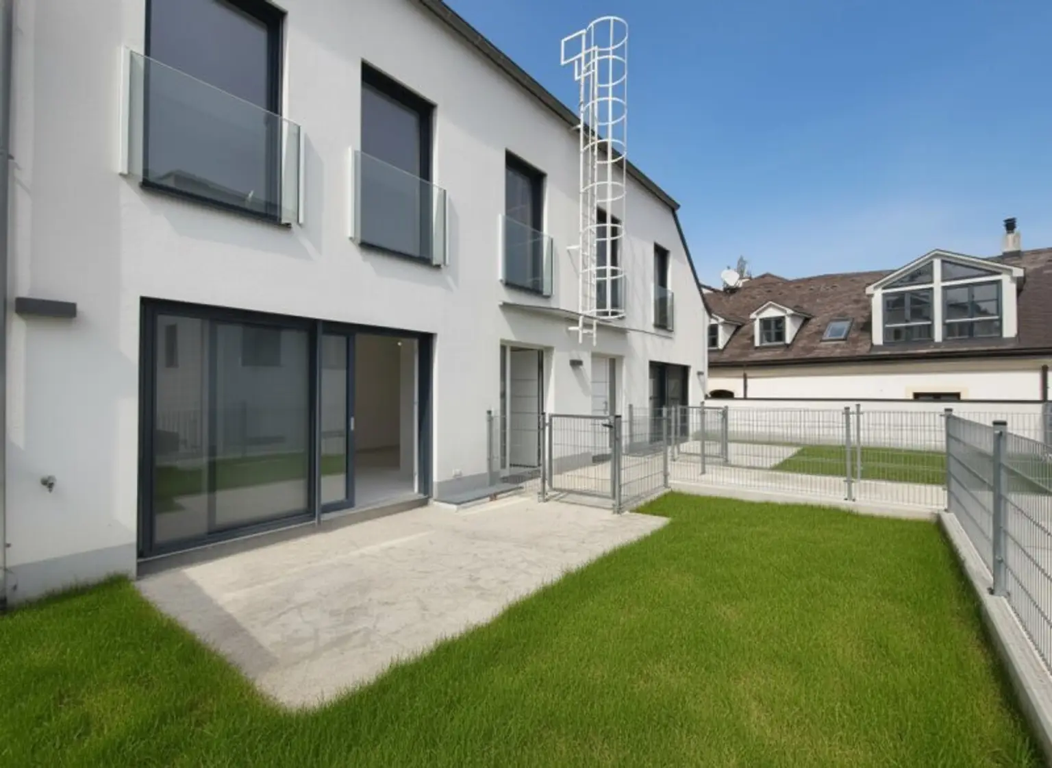EXKLUSIVES TOWNHAUS AUF EIGENGRUND IN WEIDLING – NATURNAHES WOHNEN MIT STIL